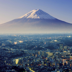富士山。藤山。鸟瞰城市空间超现实拍摄。