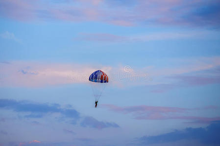 不明身份的跳伞者，蓝天上的降落伞手
