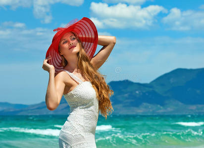 快乐的女人在海滩上享受暑假
