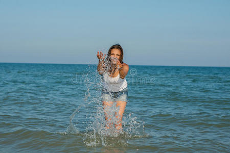 小女孩在海里泼水