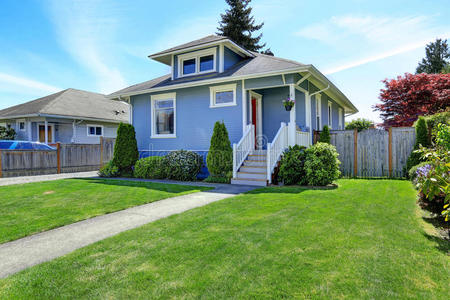 浅蓝色风景房子外面是浅蓝色的.前院和入口po视图照片