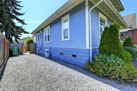 房子外面是浅蓝色的.照片