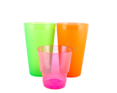 绿色橙色和粉色杯子