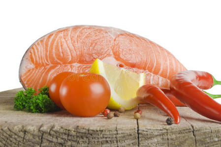 生鲑鱼蔬菜和香料