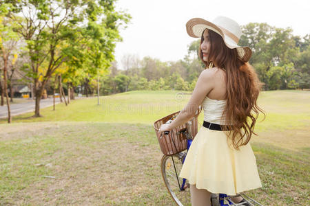 骑自行车的亚洲妇女