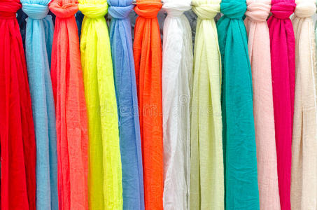 意大利市场上的彩色围巾。纺织品颜色