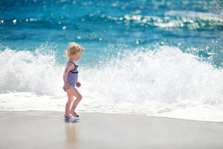 可爱的小女孩在玩跳浪游戏
