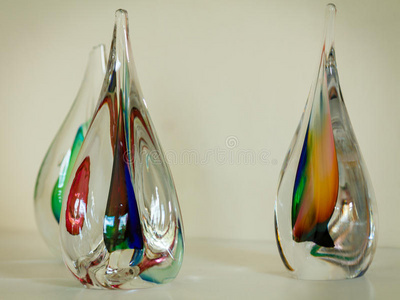 三件彩色玻璃雕塑