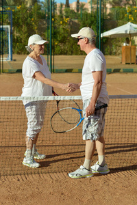 打网球的老夫妇