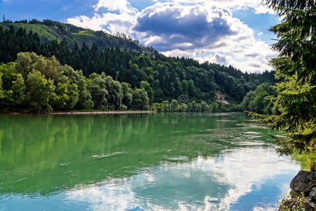 奥地利阿尔卑斯山区的绿河