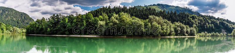 奥地利阿尔卑斯山区的绿河