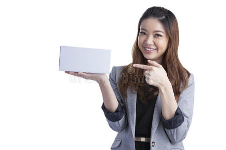 手拿照相机年轻女商人手拿礼盒开心微笑照片