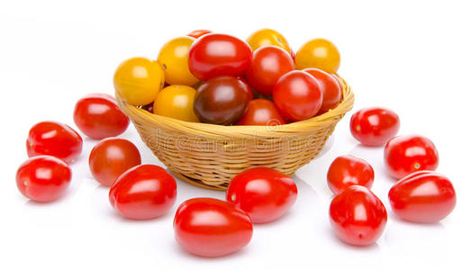 不同品种的樱桃番茄放在篮子里