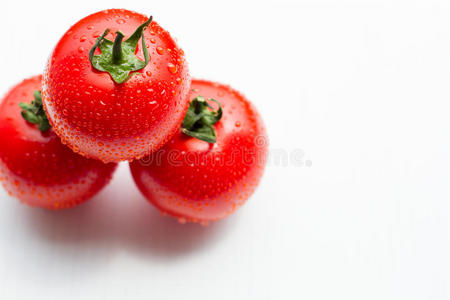 白底鲜红番茄