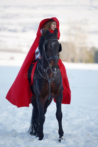 红斗篷美女户外骑马