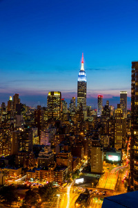 落日下的纽约城市天际线，城市摩天大楼林立。
