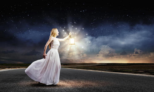 拿着灯笼的女孩拿着灯笼的女人照片