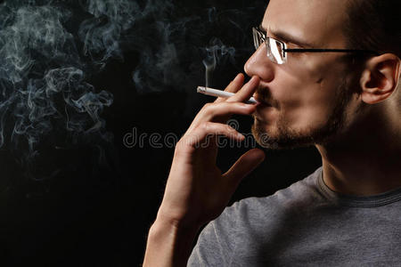 男人抽烟照片