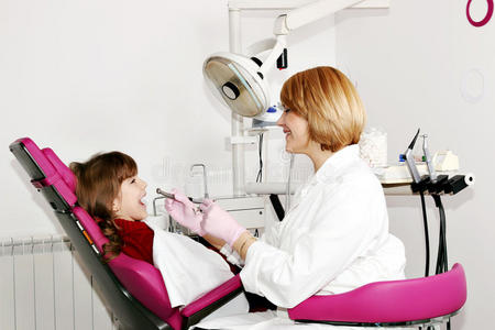女牙医和小女孩病人