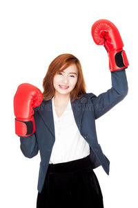 成功的亚洲女商人戴着拳击手套