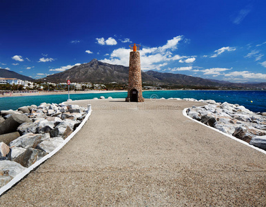 西班牙马贝拉巴努斯港防波堤尽头的灯塔