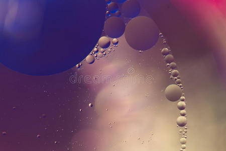 抽象的水泡像一串珍珠一样排成一行