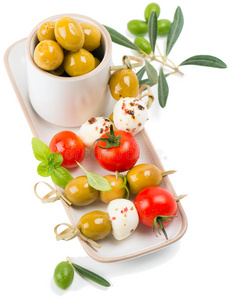 意大利干酪配樱桃番茄和橄榄