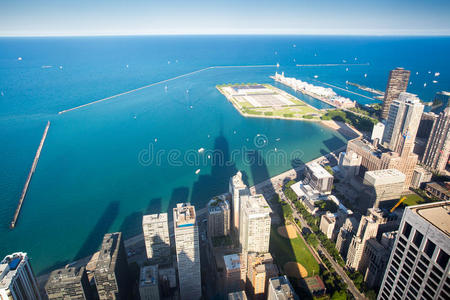 通往海军码头的芝加哥天际线