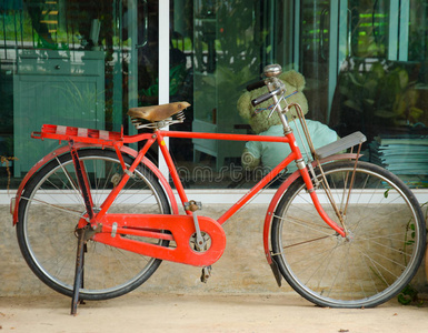 红色老式自行车