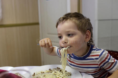 孩子吃肉意大利面