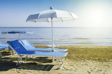 沙滩上的日光浴床和雨伞