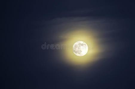 蓝天映衬下的月亮