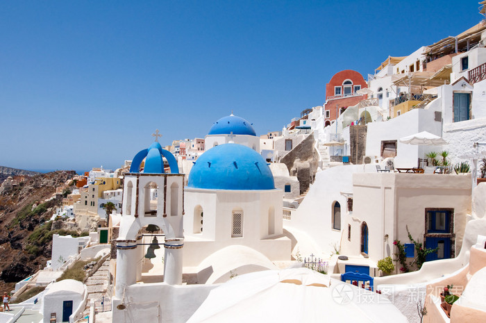 希腊圣托里尼岛的带有蓝色圆顶的伊亚教堂