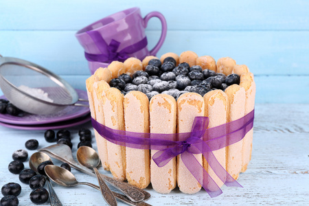 可口的蛋糕夏洛特和蓝莓蓝木制的桌子上