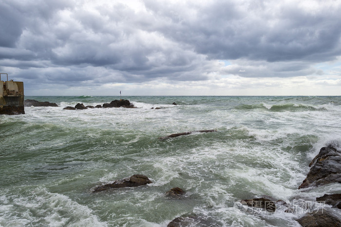 海上风暴暴风雨在岩石上