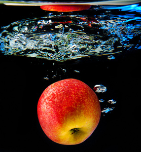 在水中的苹果