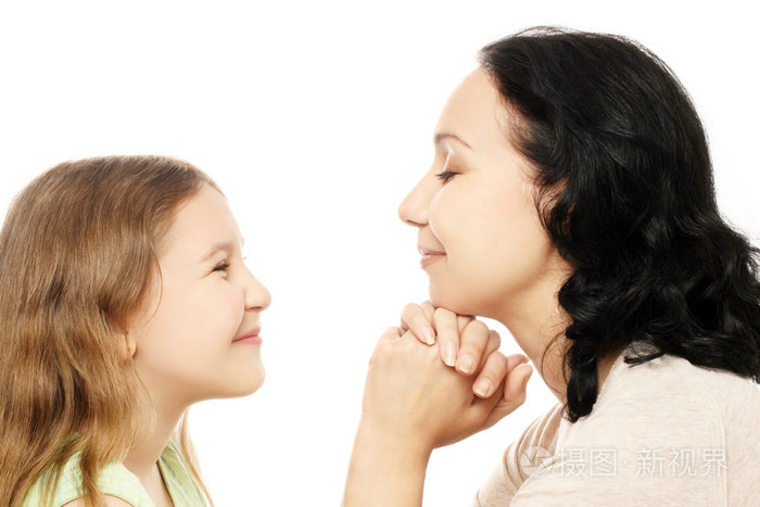 儿童与母亲说话的女孩