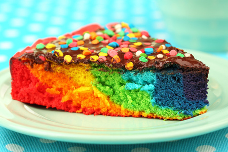 在板上的美味彩虹蛋糕