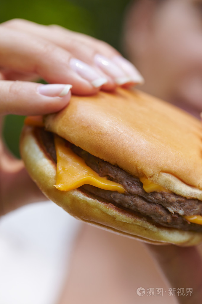 女人吃汉堡