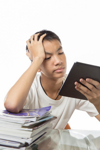 亚洲青少年使用他的平板电脑或 ipad，感觉无聊 t