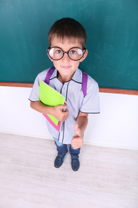 男学生在教室里的黑板