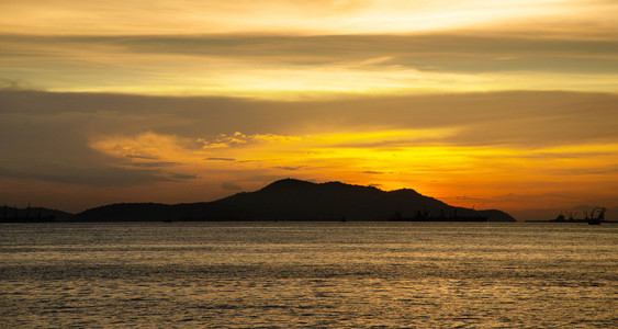岛的夕阳的天空以寺昌