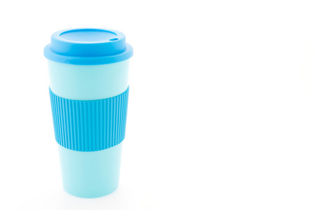 孤立的白色背景上的蓝色塑料咖啡杯