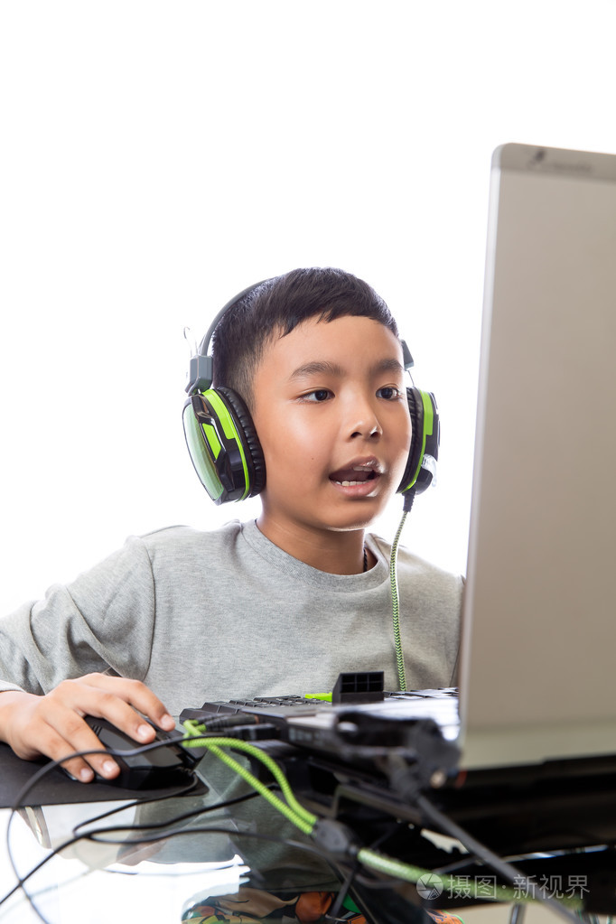 亚洲孩子玩电脑游戏和聊天的朋友