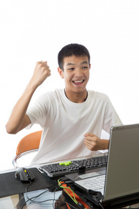亚洲青少年计算机用胜利的手势