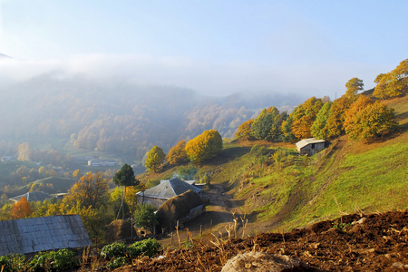 秋季景观与山村庄的房子里图片