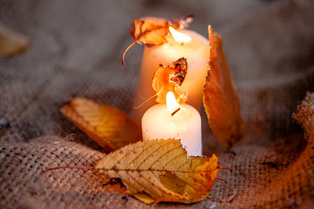 干的枫叶和温暖的蜡烛光图片