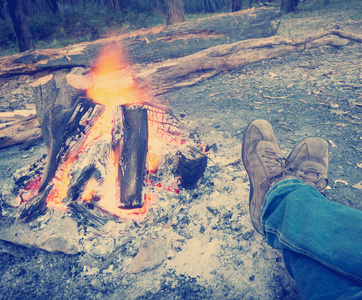 气候变暖的篝火 Instagram 风格的脚