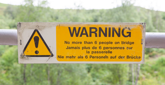 在一座桥的警告标志