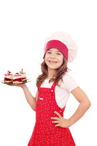 快乐的小女孩用覆盆子蛋糕做饭